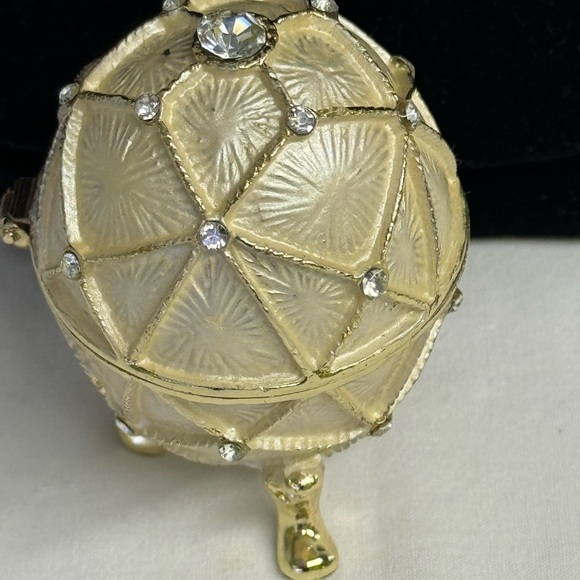 Egg Trinket Box Gold Tone Diamond Pattern Enamel & Rhinestone Magnet Clo… - Picture 6 of 9